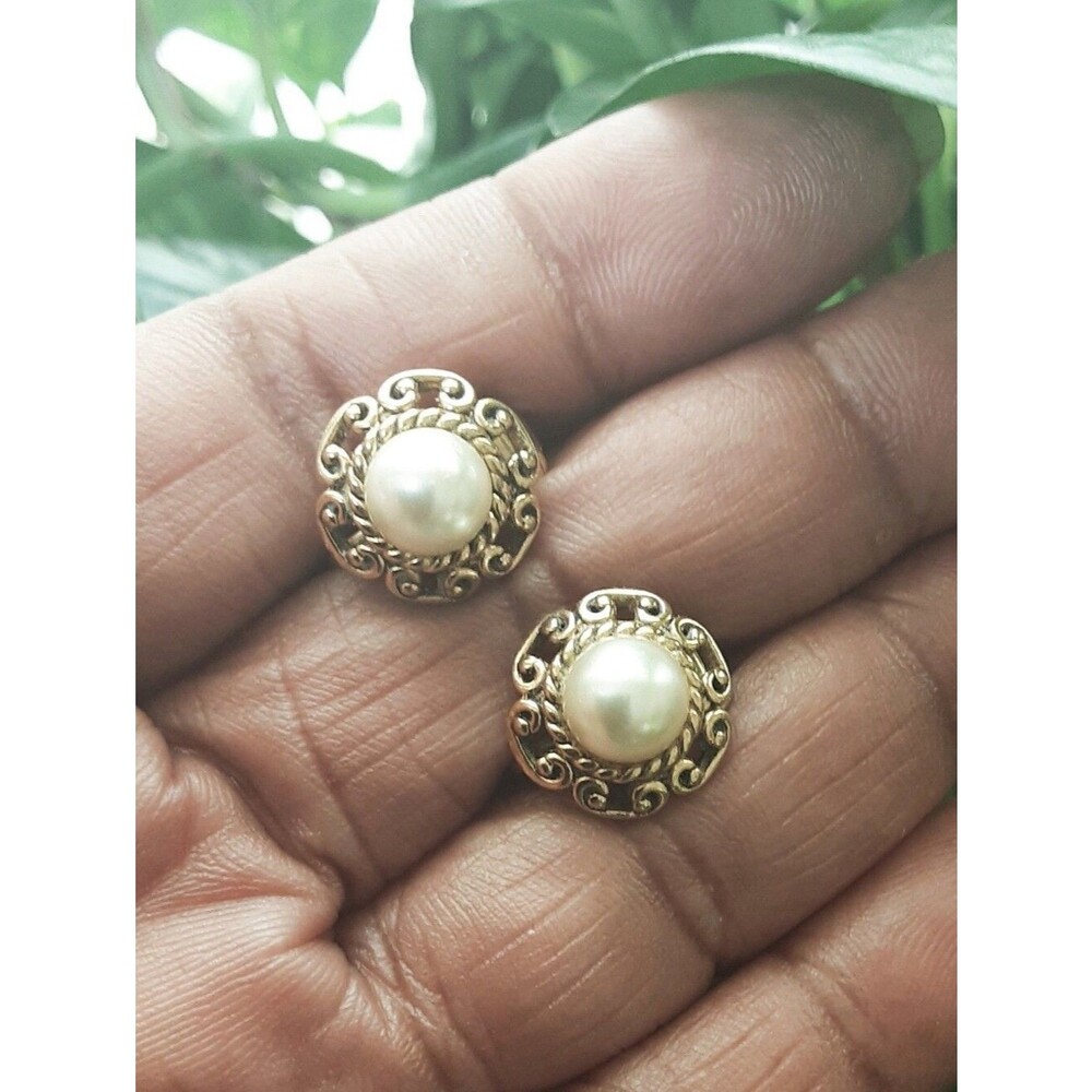 Vintage Classic White Faux Pearl Gold Tone Filigree Clip-On Earrings